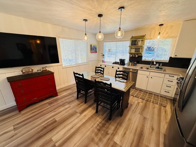 Photo - 1676 Bakersfield St