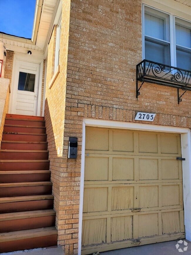 Building Photo - 2705 NW 13 - Garage Apartment Unit 2705 NW 13th St-Garage Apt