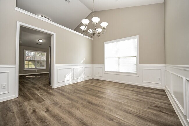 Photo - 420 Eglington Tr