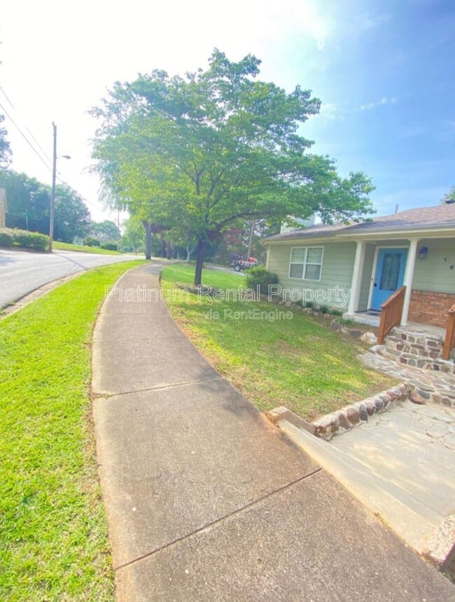 Photo - 1680 Hill St NE