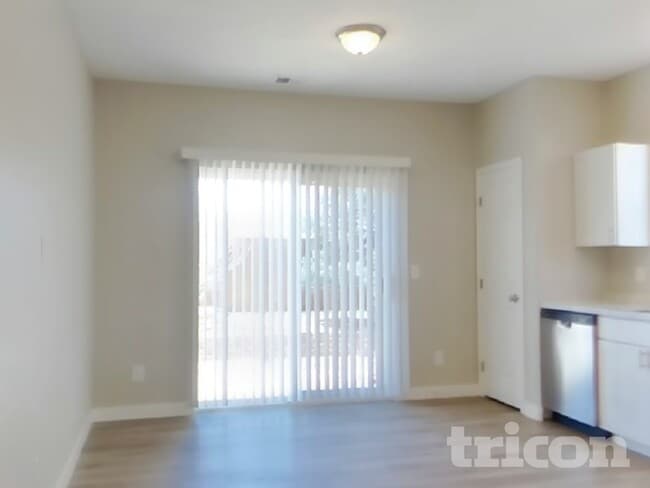 Photo - 12981 Roslyn St