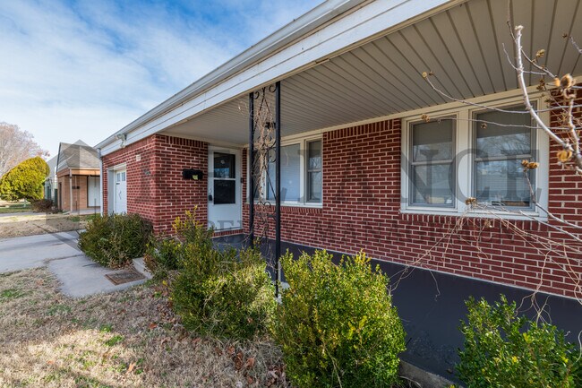 Photo - 1720 S Windsor Rd