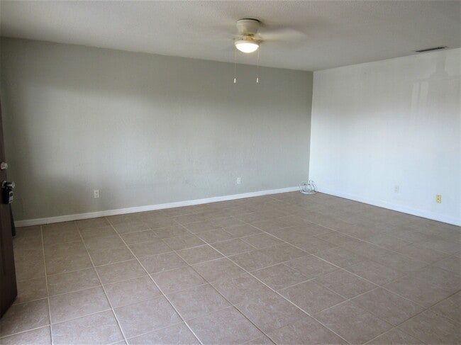 Living room - 411 N Halifax Ave Unit 302