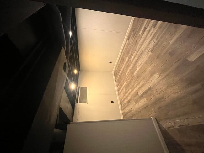 Photo - 19186 Sunderland Rd