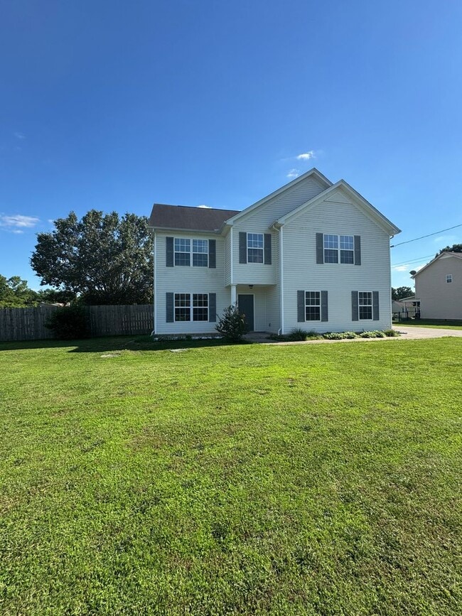Photo - Large 3 bed 2.5 bath home in Murfreesboro with large fenced in yard backed up to green space