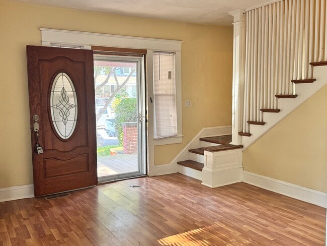 Habitación delantera - 827 W 37th St