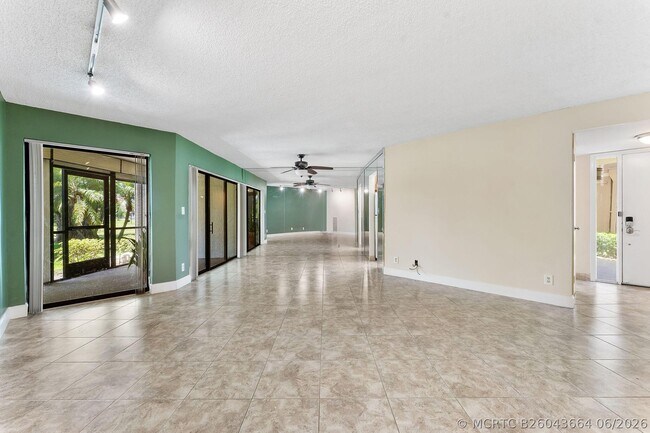 Building Photo - 5800 Camino Del Sol Unit 102
