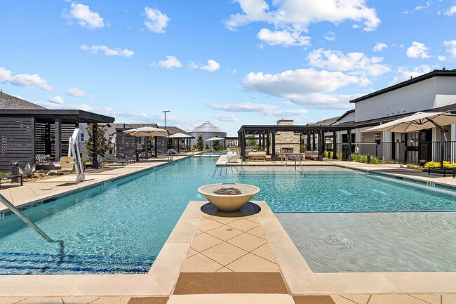 Building Photo - Luxe of Denton