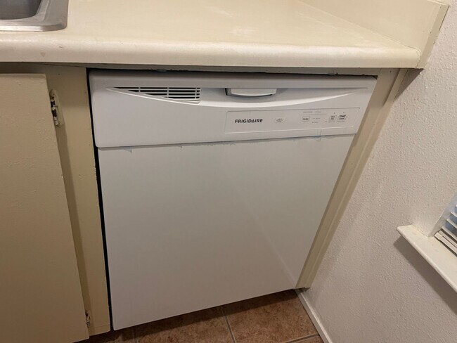 Photo - 6724 Plymouth 2 Bedroom/1 Bath Unit 104