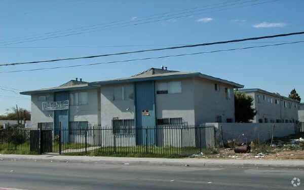 Photo - 2115 N Santa Fe Ave Apartments