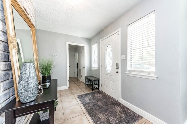 Photo - 405 Avondale Ln