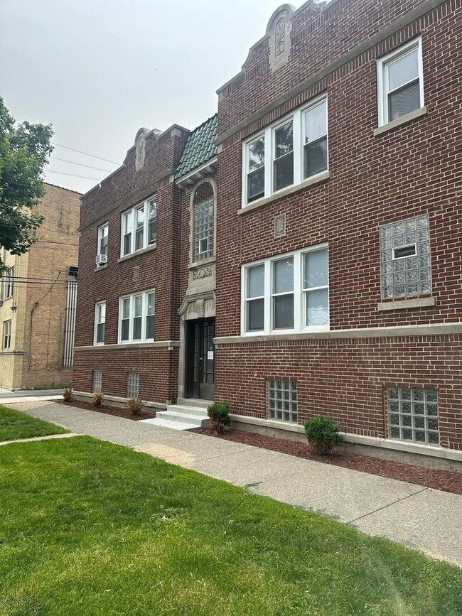 Photo - 2422 N Kilbourn Ave House