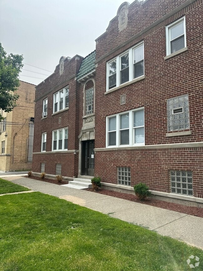 Building Photo - 2422 N Kilbourn Ave Rental