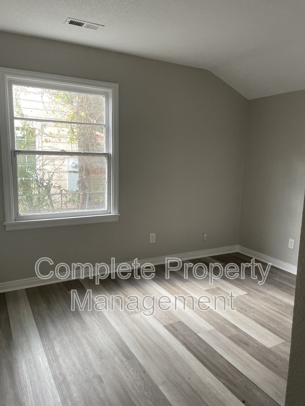 Photo - 6721 Grasselli Rd