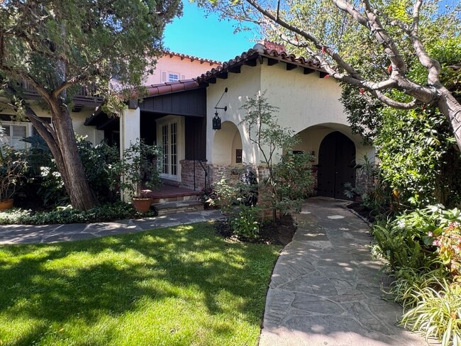 Building Photo - 10966 Strathmore Dr Unit 1