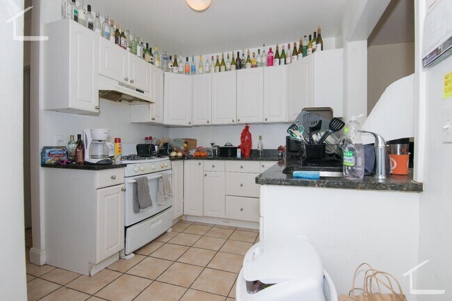 Building Photo - BU Housing - 4Bed 1.5Bath in Brookline   (H&HW Included - Parking Available)
