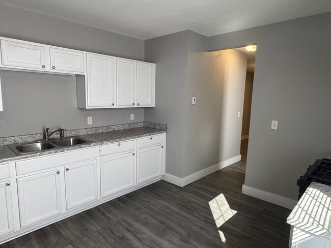 Photo - 1208 W 5th St