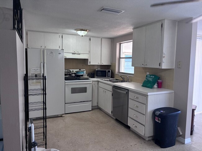 Photo - 8019 Portage Dr
