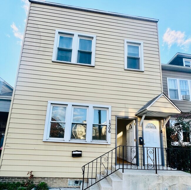 Building Photo - 1306 S 50th Ave Unit 1 Rental