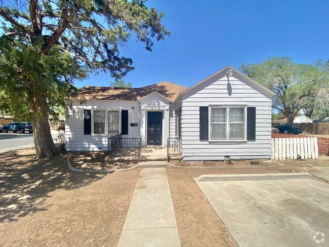 Building Photo - Available Now - 2 bed 1 bath near Texas Te... Rental