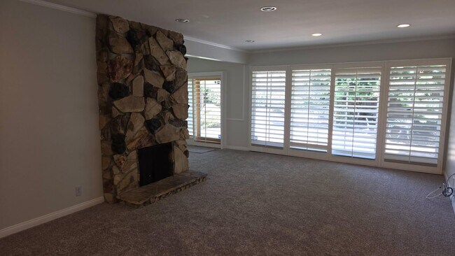living room w/fireplace
