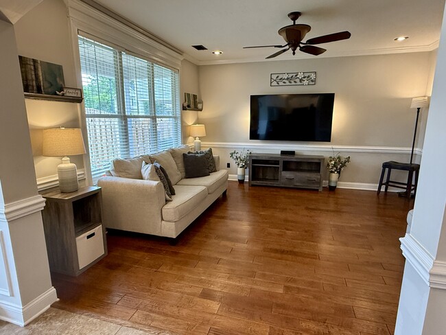 Photo - 633 Dunrobin Ln