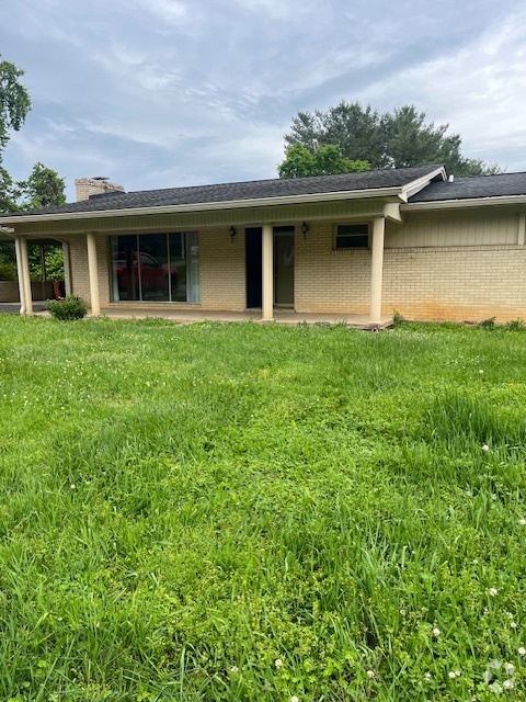 Building Photo - 303 Village Dr Rental