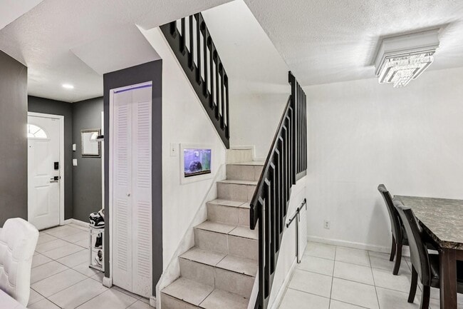 Building Photo - 5843 Woodlands Blvd Rental
