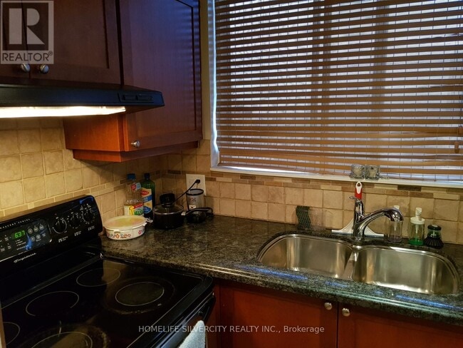 Photo - 3695 Kaneff Crescent Unit SPH 05