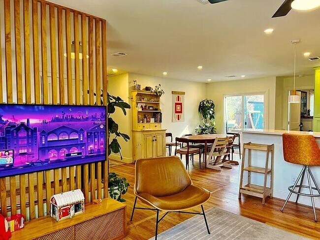 Photo - 207 W 55th St