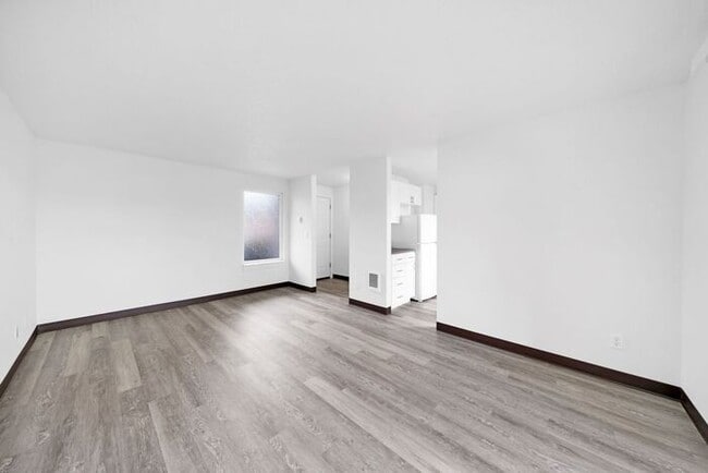 Photo - 2 bedroom 1 bath in Milwaukie!! 1st month ...