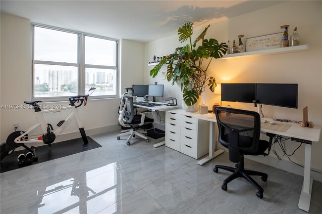 Building Photo - 2750 NE 183rd St Unit 811