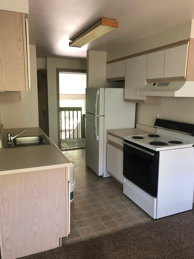 Kitchen - Barbur Heights Apartments