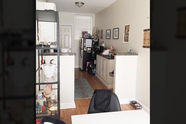 Building Photo - 717 W Roscoe St Unit 2