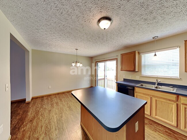 Photo - 398 Flat River St