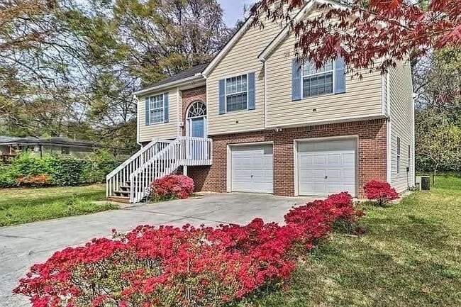 Building Photo - Room in House on Oak Dr
