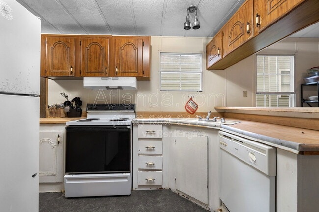 Photo - 1061 Center St NW