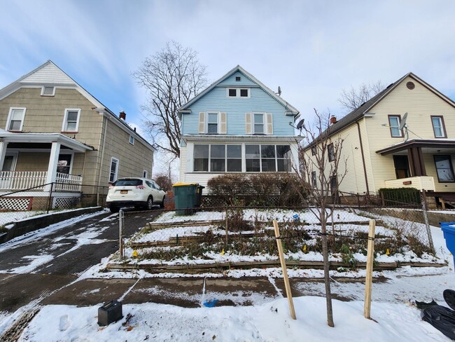 Building Photo - 3 Bedroom/ 1 Bathroom Single Family Home!