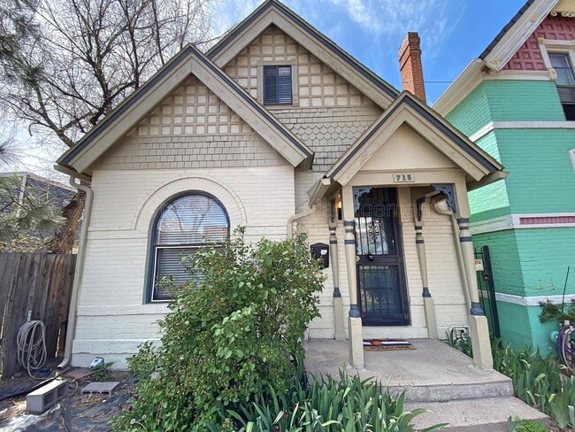 Building Photo - 715 Elati St