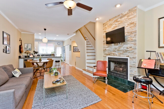 Photo - 1827 W Oakdale Ave Townhome
