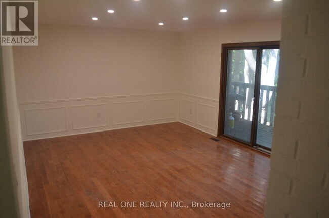 Photo - 465 Woodland Acres Crescent