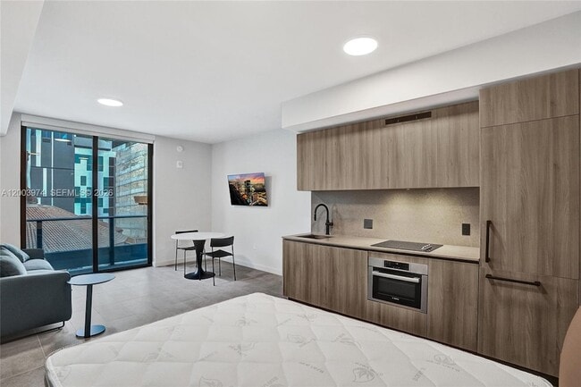 Building Photo - 121 NE 5th St Unit 807