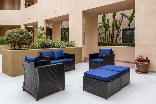 Comfy Chairs - Vinton Court - H63