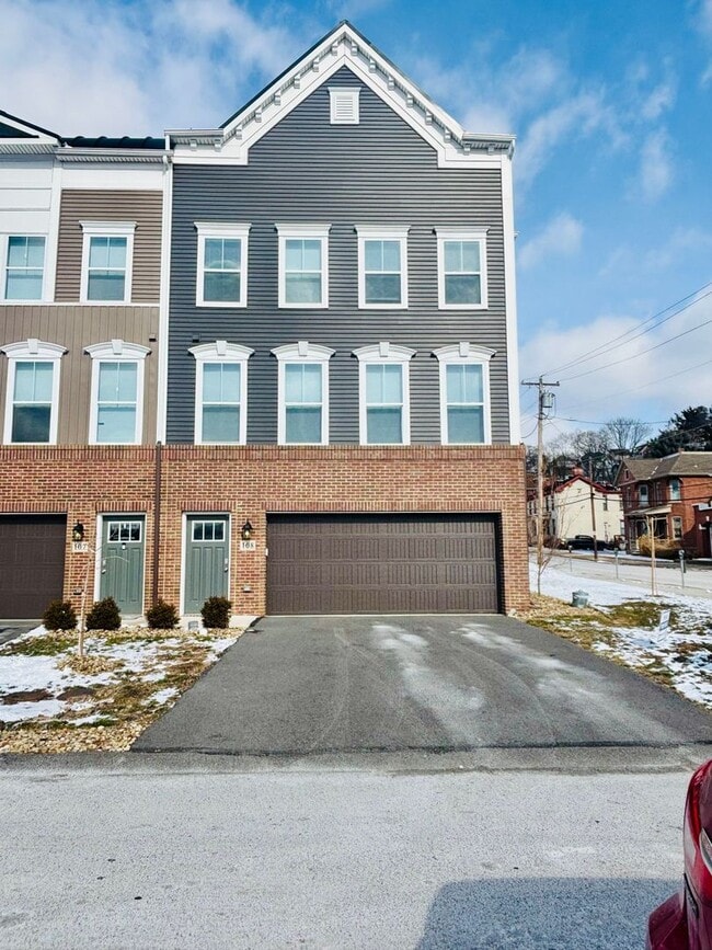Building Photo - Beautiful Townhome in Cannonsburg!