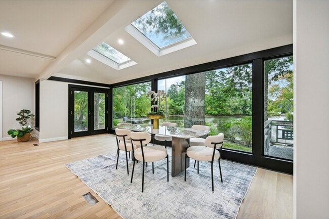 Building Photo - 10 Oakridge Ave