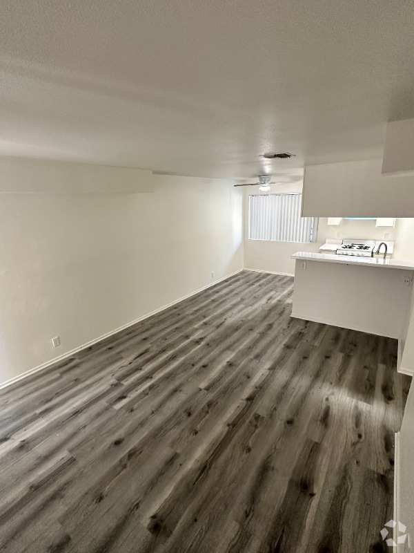 Building Photo - 7040 Haskell Ave Rental