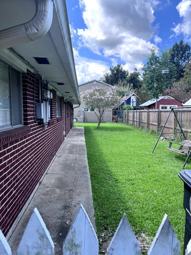 Building Photo - 3022 Wilshire Dr