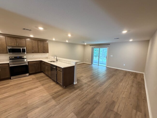 Photo - Stylish & Spacious Townhome - 3 Bedroom 2.5 Bath