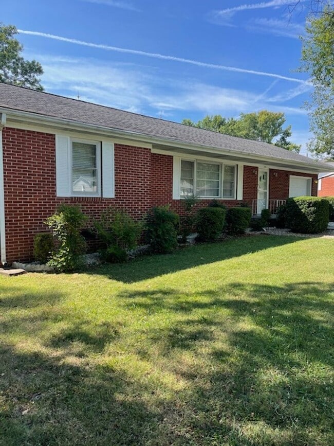 Building Photo - Maryville 37804 - 3 bedroom, 2 bath ranch ...