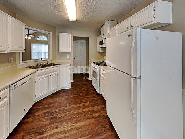 Photo - 611 Waterford Ln